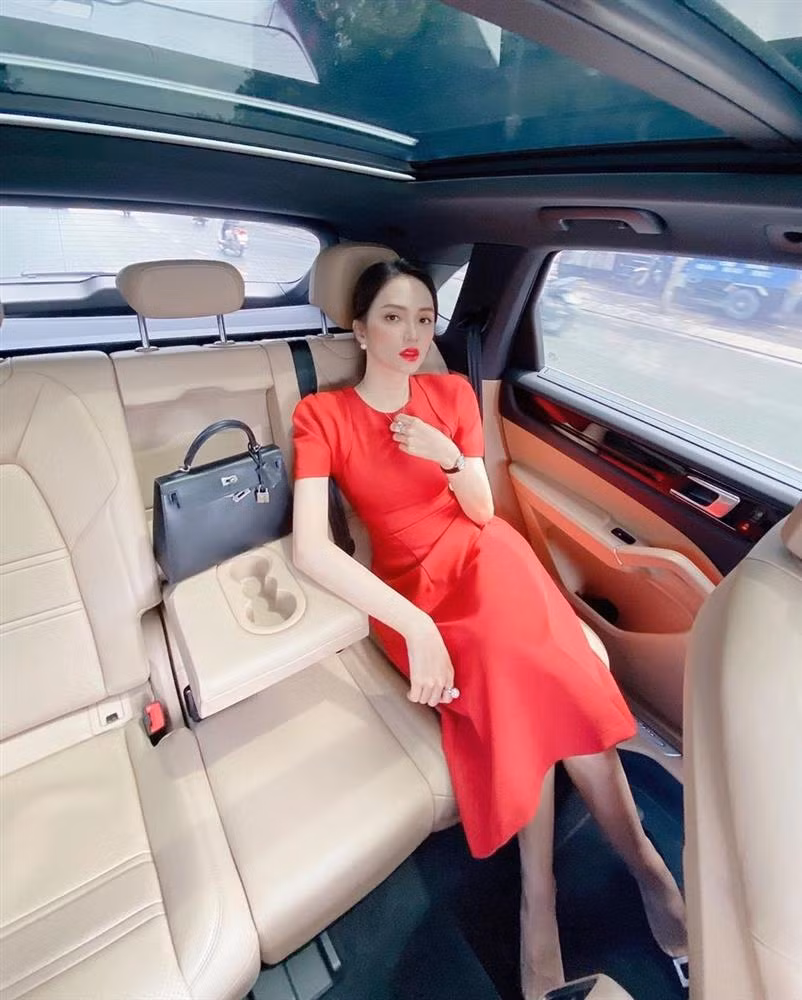 Người đẹp chuyển giới khi lại biến hình thành quý cô sang chảnh, thanh lịch, kín đáo với đầm đỏ cao cấp và vẫn không thể thiếu túi Hermès phiên bản màu đen.