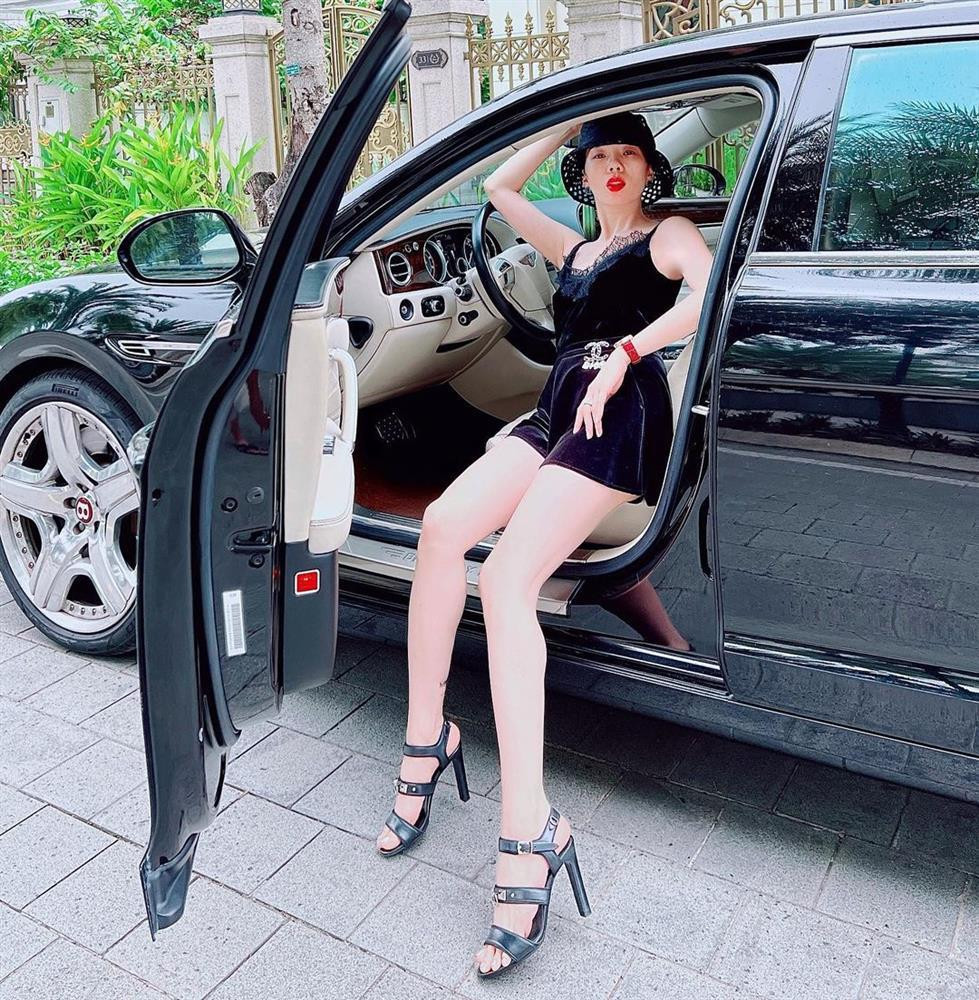 Hương Giang thì sang chảnh ngút ngàn là thế nhưng có một mỹ nhân lại bị chê phèn khi tạo đang trên ô tô đó chính là Lệ Quyên. Nữ ca sĩ trông như ngã ngửa ra đằng sau, chân đi giày cao gót nhưng vẫn có cảm giác chới với, bàn tay tạo dáng thừa thãi trông thật kém sang.