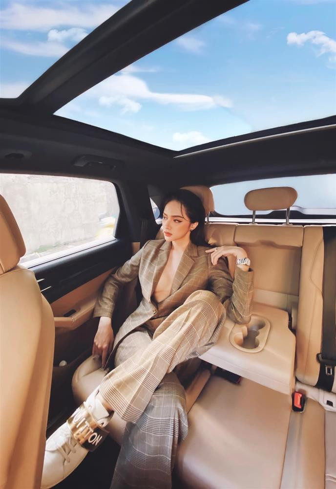 Hoa hậu sinh năm 1991 hóa tổng tài với bộ suit kẻ cùng mốt thả rông sexy.