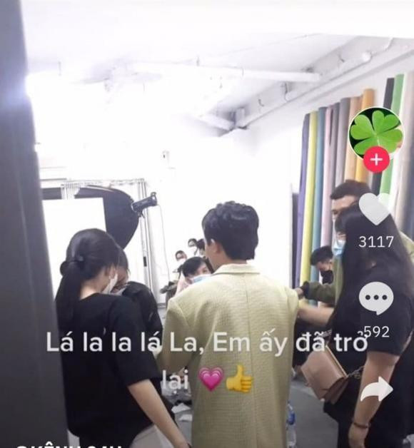 Vóc dáng gày gò của Hồ Văn Cường như bơi trong bộ đồ.