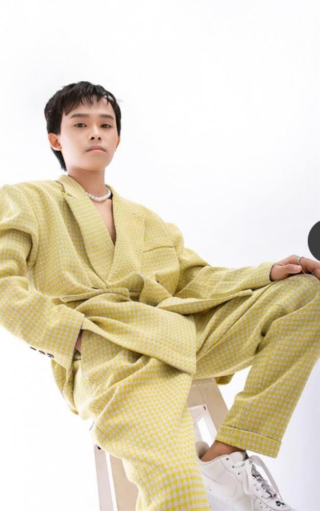 Và mới đây, trên trang FC của Hồ Văn Cường, bộ ảnh chính thức đã được hé lộ. Nhờ góc chụp, cơ thể nhỏ bé của Hồ Văn Cường đã được giấu đi khéo léo.