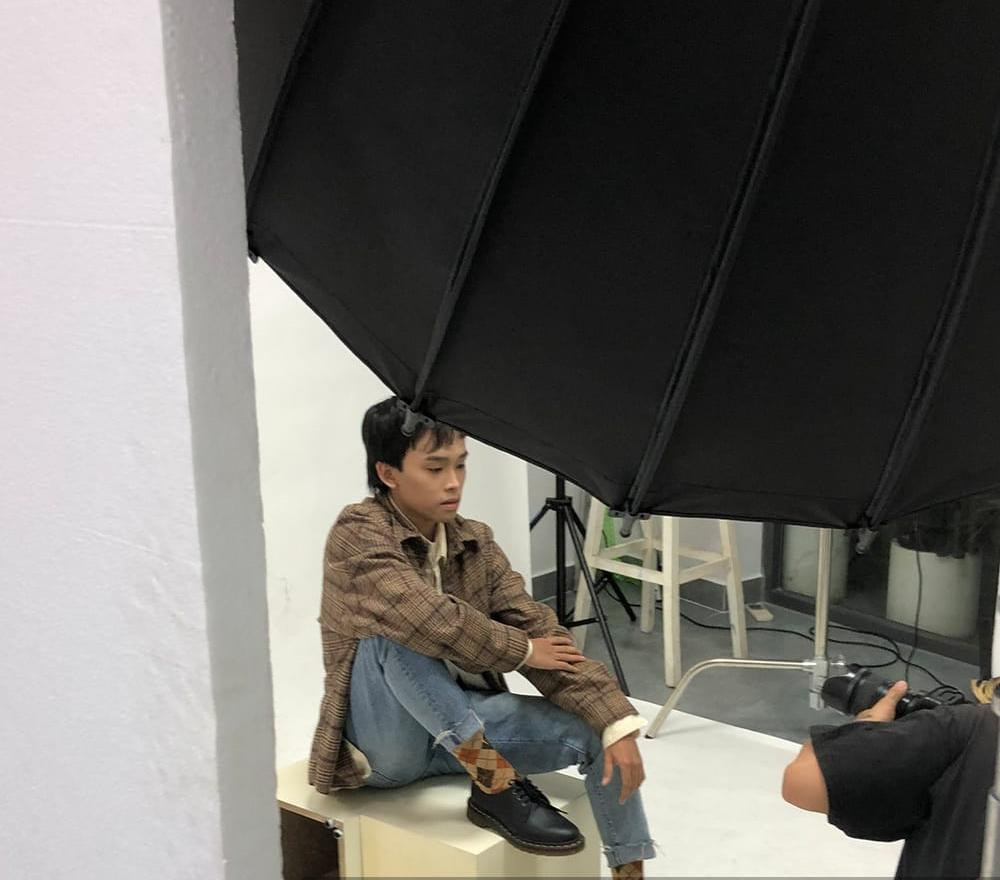 Ở một concept khác, quán quân Vietnam Idol Kid 2016 trông trưởng thành hơn với jacket, quần bò và giày da.