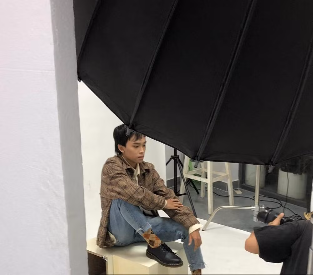 Ở một concept khác, quán quân Vietnam Idol Kid 2016 trông trưởng thành hơn với jacket, quần bò và giày da.