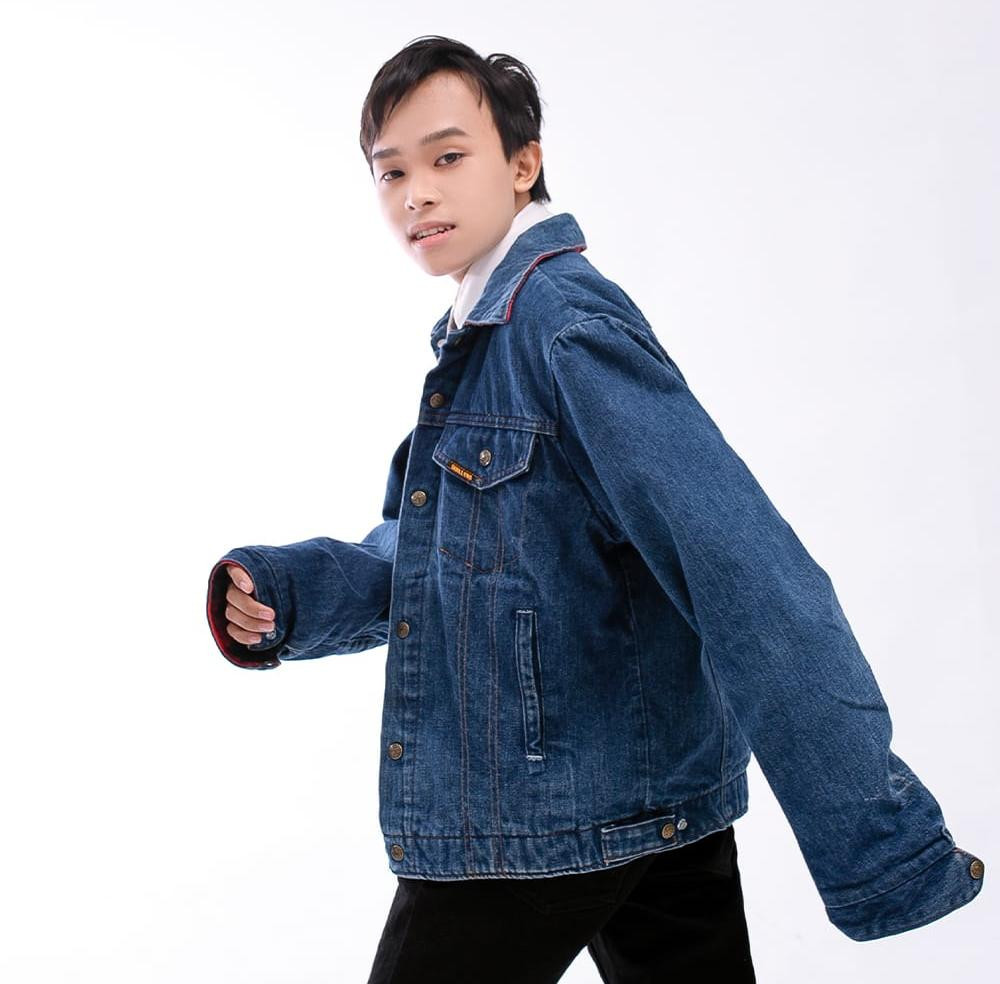 "Cậu bé dân ca" năm nào trông trưởng thành và chững chạc hơn.