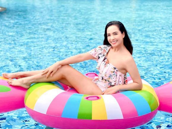 "Một chiếc phao, hai số phận", cựu mẫu Thúy Hạnh chia sẻ hình ảnh hài hước của ông xã Minh Khang và cô.