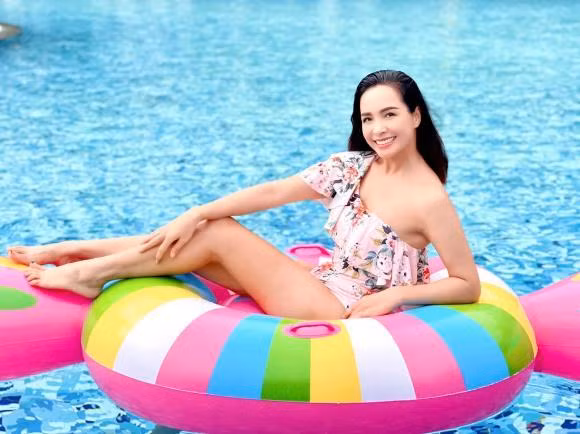 "Một chiếc phao, hai số phận", cựu mẫu Thúy Hạnh chia sẻ hình ảnh hài hước của ông xã Minh Khang và cô.