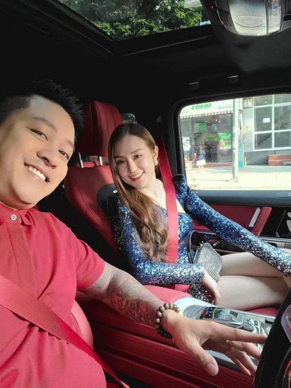 "Đi đâu cũng cùng nhau", Tuấn Hưng nịnh vợ.