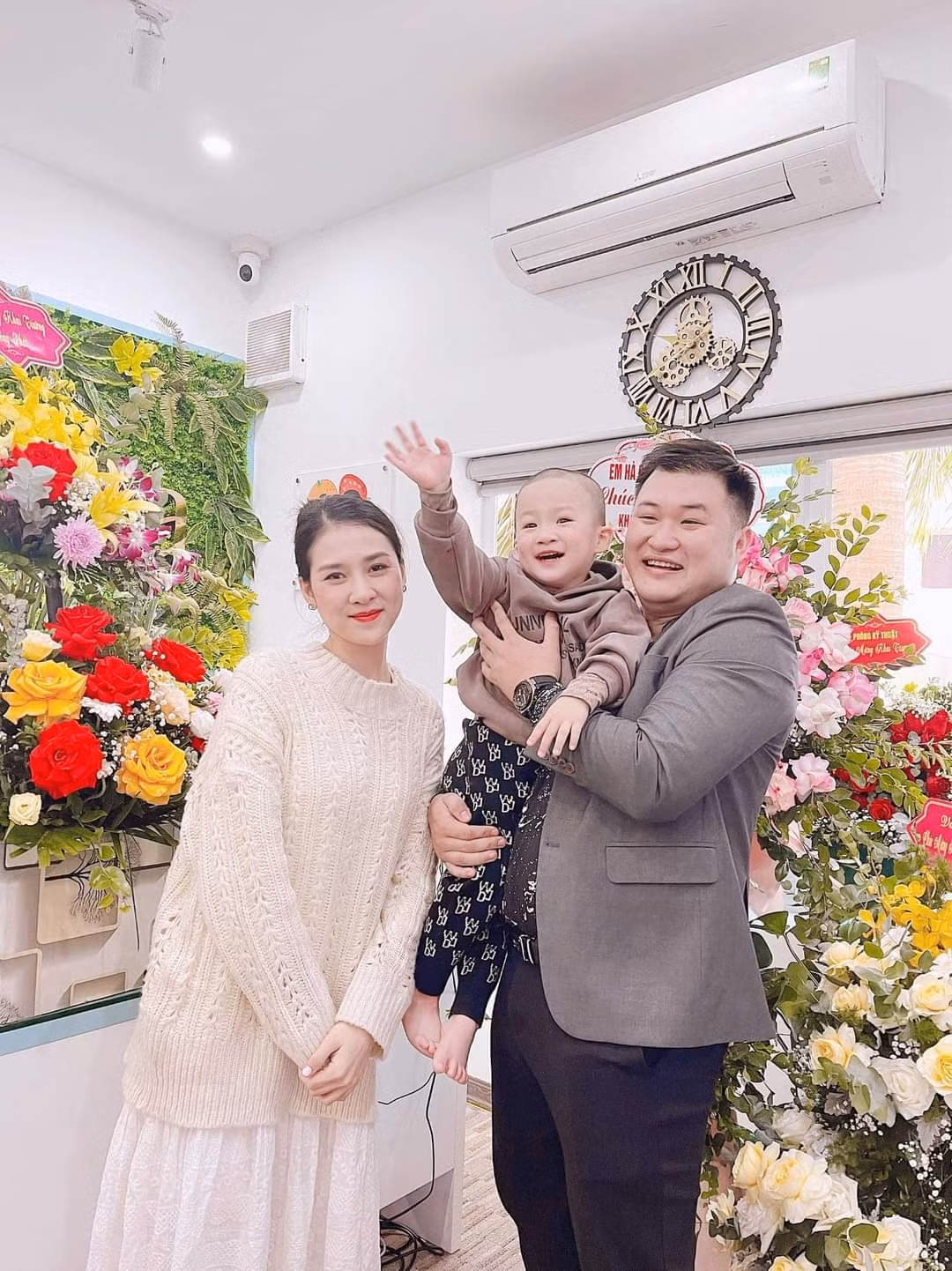 Diễn viên Dũng Hớn cùng vợ và con đi sự kiện.