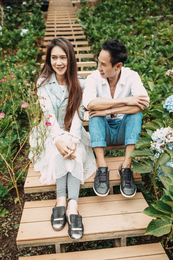 Diễn viên, đạo diễn Lý Hải đăng ảnh bên bà xã và hỏi: 11 năm rồi ư?