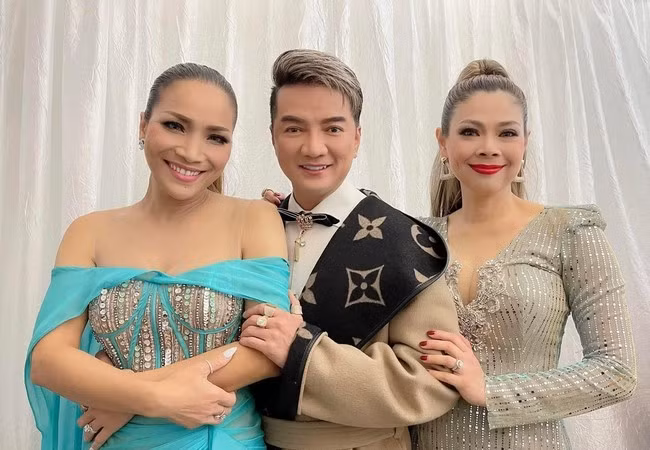 Ca sĩ Đàm Vĩnh Hưng hội ngộ hai người em thân thiết Hồng Ngọc, Thanh Thảo trong show diễn tại Mỹ.