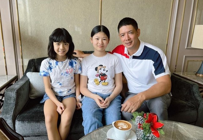 MC Bình Minh dành thời gian cuối tuần bên hai cô con gái.