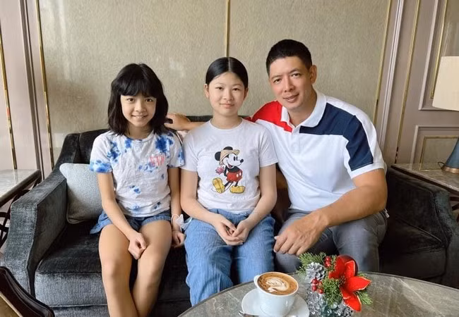 MC Bình Minh dành thời gian cuối tuần bên hai cô con gái.