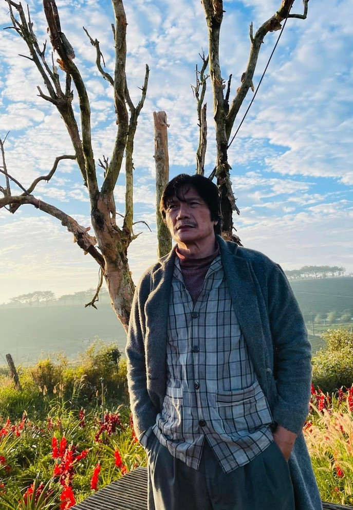 Diễn viên Công Ninh có buổi quay hình sớm ở Đà Lạt.