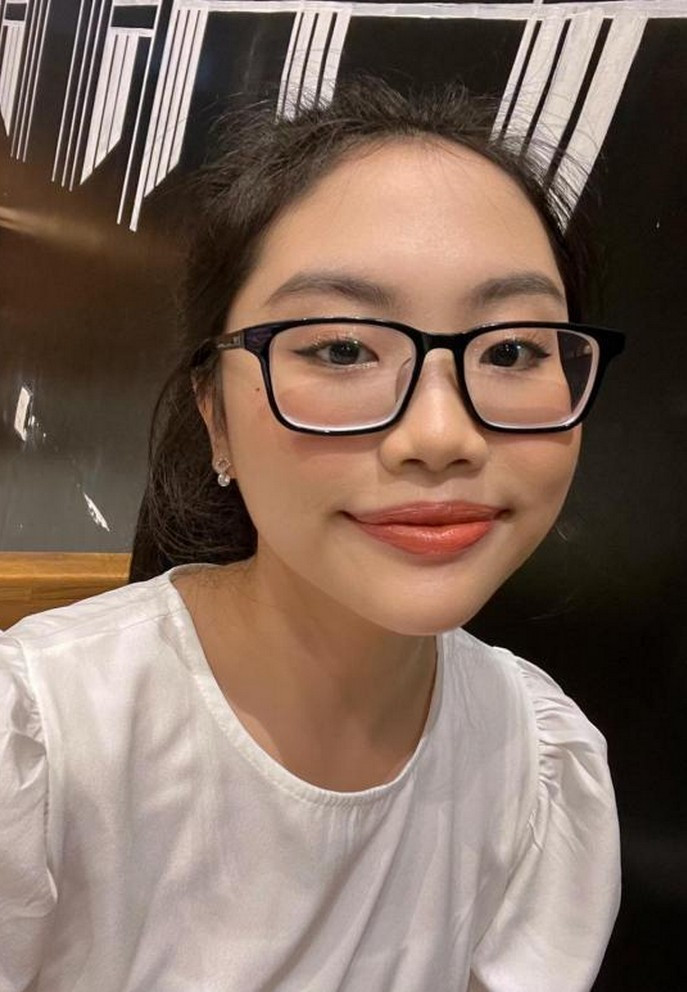 Phương Mỹ Chi selfie khoe với fan về sản phẩm mới chuẩn bị ra mắt.