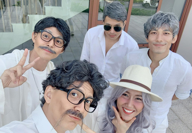 Các thành viên của 'Running man - Chạy đi chờ chi' gây cười khi hóa trang thành các ông bà lão.