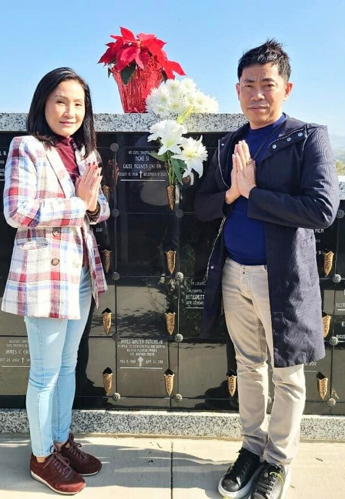 Hoài Tâm và Hồng Đào đến thăm mộ nghệ sĩ Chí Tài dịp gần tròn một năm ngày mất của anh.