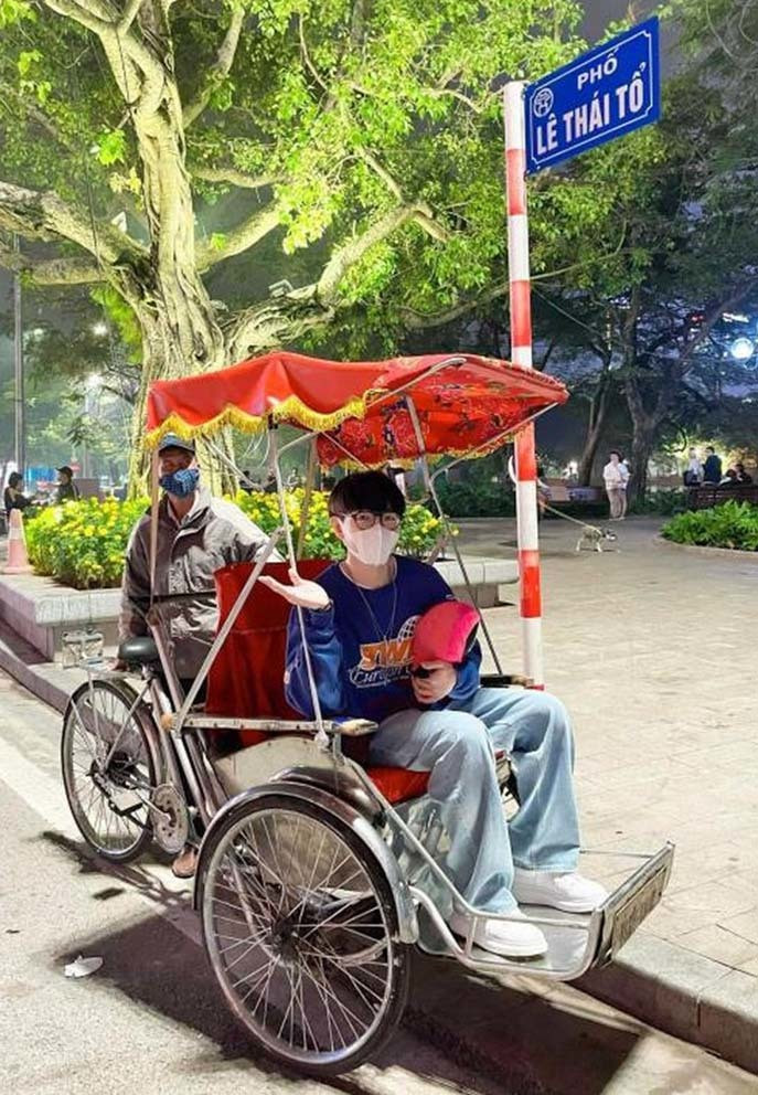 Đức Phúc thích thú vì được dạo phố đêm Hà Nội.