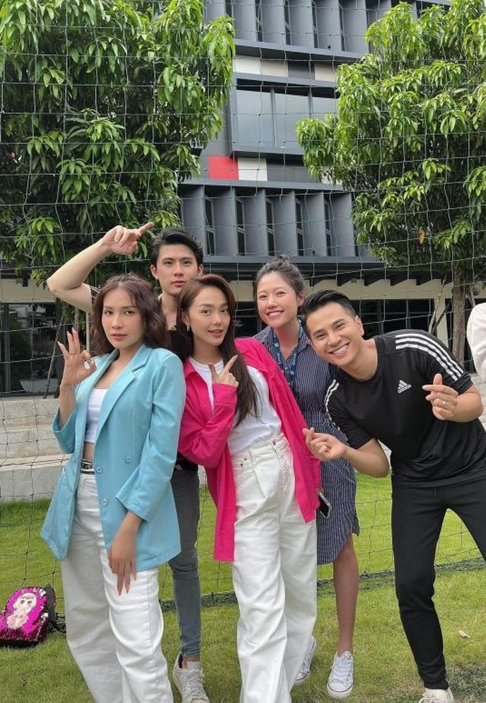 Khả Như, Minh Hằng diện đồ đồng điệu khi ghi hình chung trong một dự án.