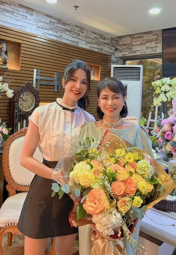 Diệp Lâm Anh tươi vui bên mẹ chồng sau ồn ào ly hôn.