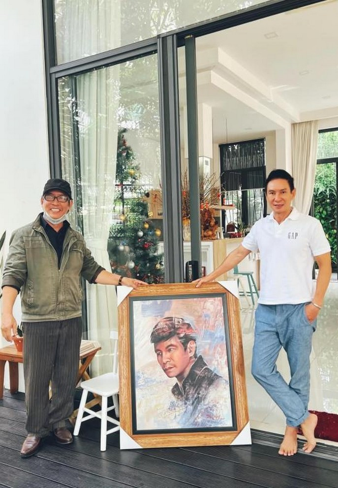 Lý Hải thích thú với bức chân dung do một người fan vẽ tặng.