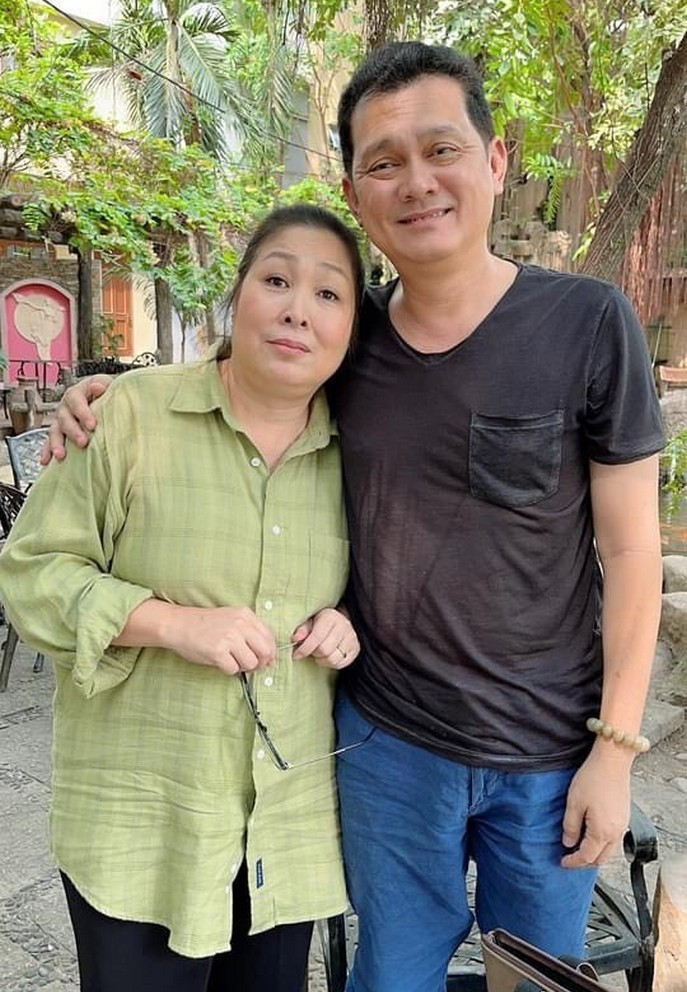 NSND Hồng Vân và NSƯT Hữu Châu hiếm hoi chụp chung ảnh dù thân thiết nhiều năm.