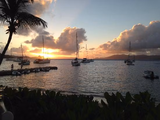 Về mặt kinh tế, cột trụ thứ nhất, dịch vụ tài chính được xem là quan trọng hơn, mang lại sự thịnh vượng cho quần đảo nhiều hơn liên quan đến việc quần đảo Virgin được xem là trung tâm tài chính nước ngoài.