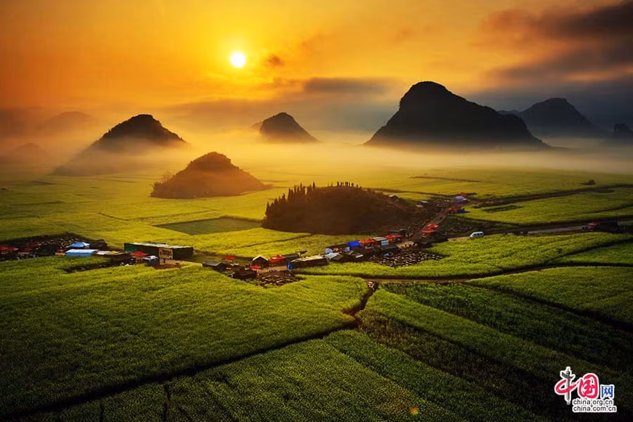 Cảnh mặt trời mọc tuyệt đẹp trên cánh đồng hoa cải mênh mông, bất tận ở Luoping, một huyện nhỏ nổi tiếng với vẻ đẹp như tranh vẽ thuộc tỉnh Vân Nam, Trung Quốc.