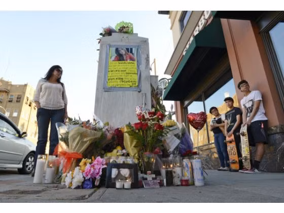 Một khách bộ hành dừng lại tưởng niệm cô gái trẻ.