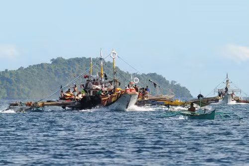 Với động thái triển khai thêm nhiều tàu chiến, phi cơ, tàu ngầm và các các phần cứng quân sự khác tới Biển Đông cũng như tuyên bố lập Khu vực Nhận dạng Phòng không mới trên Biển Hoa Đông, năm 2014, nhiều khả năng Bắc Kinh sẽ tiếp tục tạo sức ép và áp lực cho khu vực, chẳng hạn, bãi Cỏ mây. 