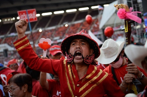 Phe Áo Đỏ ủng hộ chính phủ Thái Lan tập trung trong một sân vận động biểu tình.