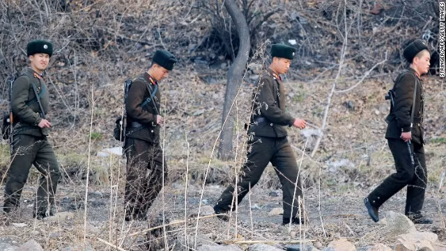 Lính biên giới Triều Tiên tuần tra dọc sông Áp Lục, biên giới phân chia Trung-Triều.