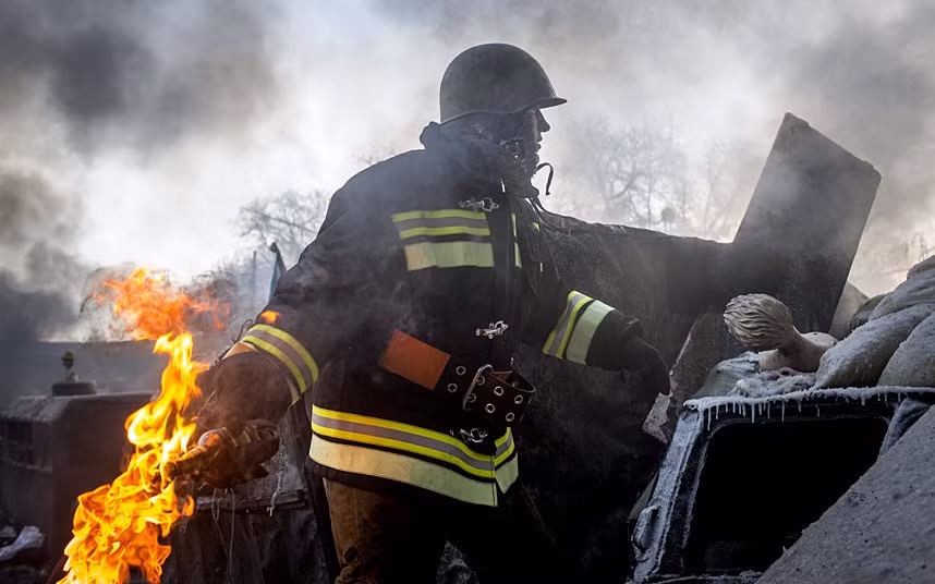 Bộ trưởng Nội vụ Ukraina ra tối hậu thư, nếu người biểu tình không phóng thích những sĩ quan cảnh sát mà họ bắt giữ, cảnh sát sẽ ập vào tấn công các cơ sở của họ. Trong ảnh, người biểu tình chuẩn bị ném bom xăng về phía cảnh sát chống bạo động ở Kiev.