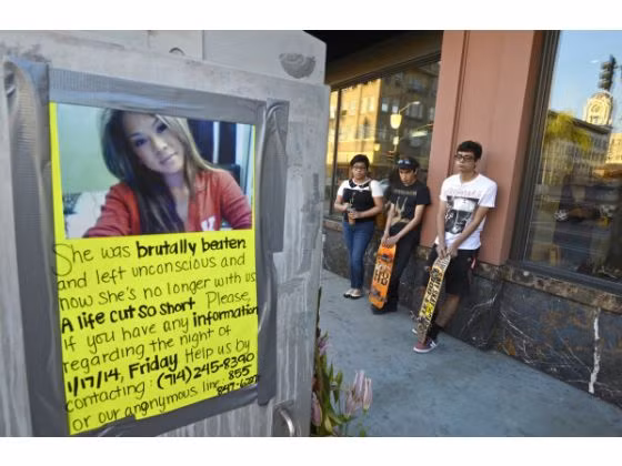 3 thanh niên Marisol Meza, Ruben Mata và Tony Galvan (từ trái sang phải) đứng lặng tại nơi tưởng niệm Kim Pham bày tỏ sự thương tiếc đối với cô gái gốc Việt. Họ không quen biết nạn nhân nhưng biết đến vụ hành hung qua facebook.