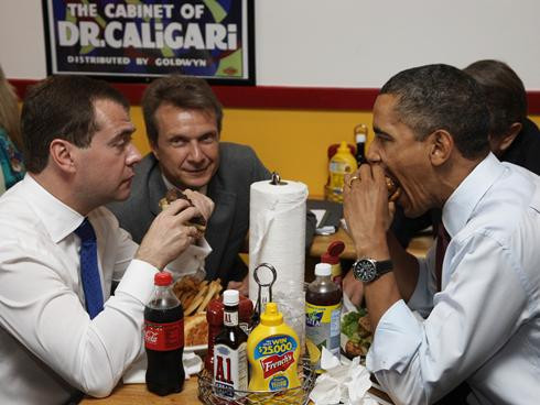 Không chỉ thường xuyên ăn trưa bằng bánh mì kẹp thịt, ông chủ Nhà Trắng cũng không ngại mời các nguyên thủ thế giới khác ăn món ăn bình dân này. Trong ảnh, ông Obama thưởng thức món bánh mì kẹp thịt với Thủ tướng Nga Medvedev.
