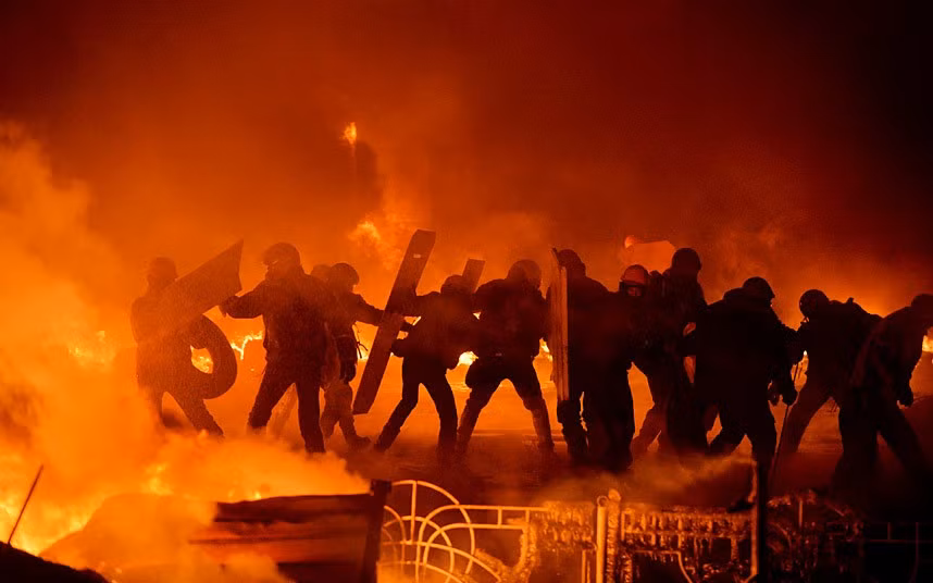 Cảnh sát chống bạo động Ukraina co cụm trong biển lửa chống lại "cơn thịnh nộ" của người biểu tình.