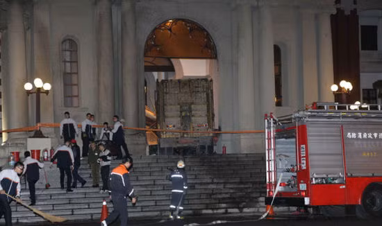 Các nhà điều tra và nhân viên cứu hộ có mặt tại lối vào văn phòng của nhà lãnh Mã Anh Cửu.