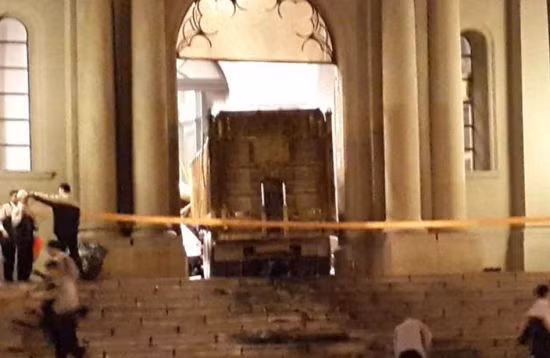 May mắn chiếc xe tải bị mặc két tại cổng vào. Người lái xe điên tông văn phòng ông Mã họ Chang hiện bất tỉnh vì bị chấn thương nặng sau sự cố.