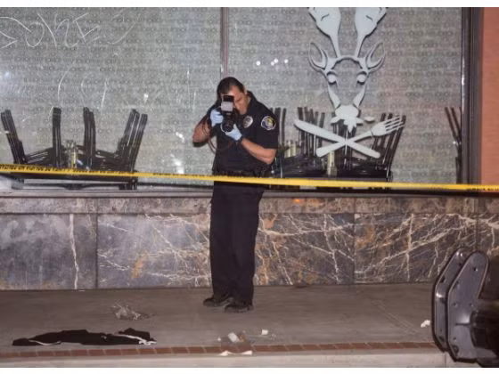 Cảnh sát chụp ảnh hiện trường vụ hành hung Kim Pham.