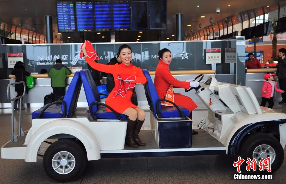 Các màn nhảy flashmob ấn tượng nhằm mang lại niềm vui cho hành khách. Thời điểm này - khi Tết Nguyên đán ngày càng cận kệ, lượng du khách đổ về sân bay để về quê ăn tết, sum vầy với gia đình ngày càng đông.