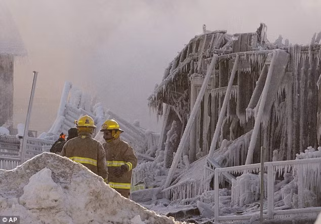 Theo một nhân viên cứu hỏa, dù có tuyết rơi nhưng do gió mạnh, đám cháy vẫn lan rộng và có sức tàn phá mạnh mẽ.