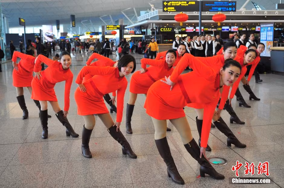 Màn trình diễn của các nữ nhân viên sân bay xinh đẹp thu hút sự chú ý của rất nhiều du khách.
