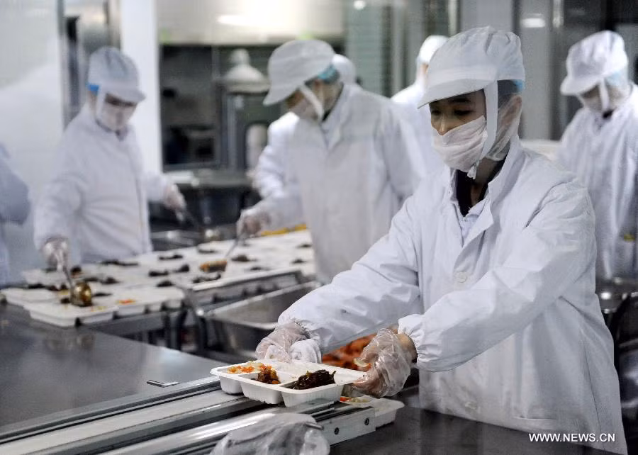 Cơm hộp cho hàng khách đi tàu được nhà bếp của Hệ thống Đường sắt cao tốc Trung Quốc tại Thanh Đảo, tỉnh Sơn Đông chế biến và đóng hộp theo một quy trình vô trùng.