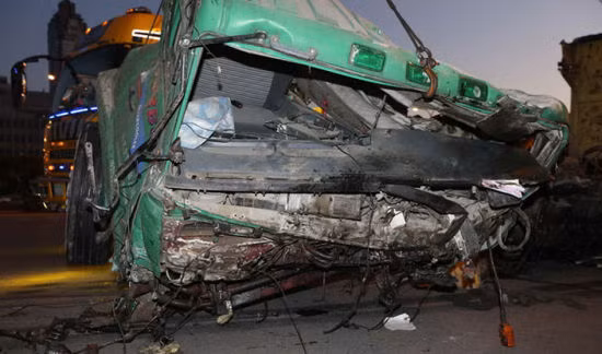 Cần cẩu lôi chiếc xe điên khỏi hiện trường, giải phóng lối vào văn phòng của nhà lãnh đạo Đài Loan.