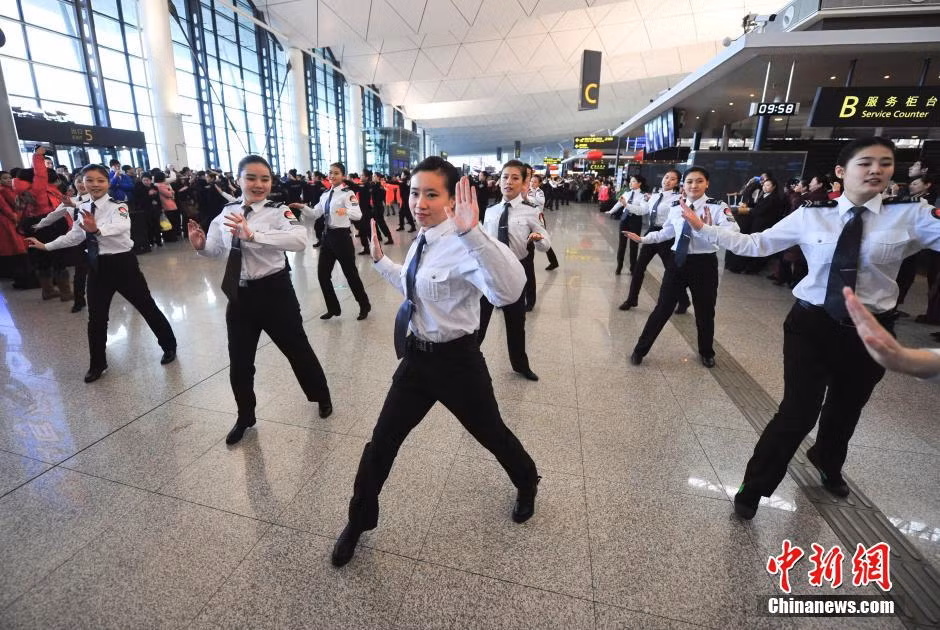 Nhóm "váy đỏ" nhảy xong đến lượt nhóm nữ nhân viên diện đồng phục sân bay khỏe khoắn trình diễn.