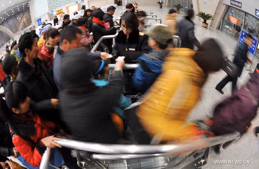 Cảnh chen chúc, đông đúc trước khu soát vé của nhà ga ở thành phố Ngân Xuyên, thủ phủ của khu tự trị Ninh Hạ, Trung Quốc. Ảnh chụp ngày 26/1.