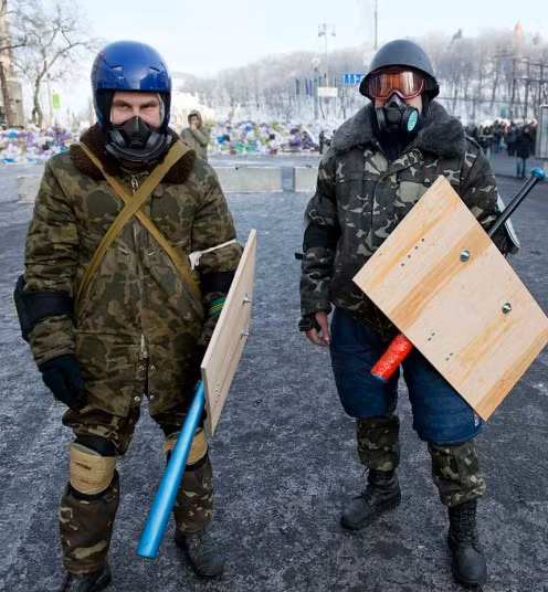 Người biểu tình trang bị "khiên chắn tự chế" sẵn sàng đấu với cảnh sát.