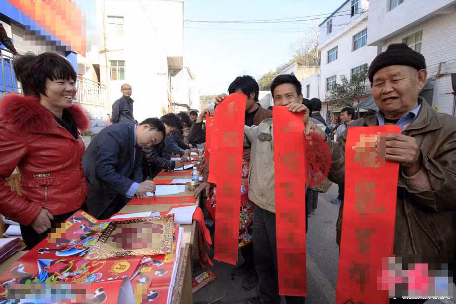 1. Trang trí nhà cửa bằng câu đối đỏ: Đây thường là 2 câu thơ đối nhau được viết theo kiểu thư pháp bằng thứ mực thơm thể hiện niềm vui và những ước vọng trong năm mới.