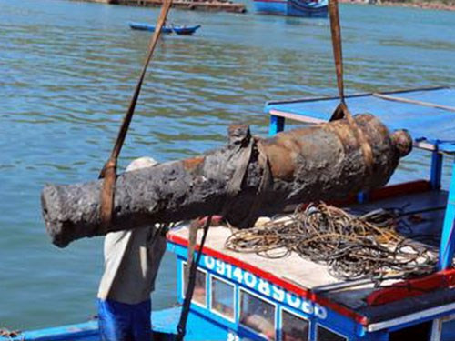 Tháng 5/2013, trong lúc nạo vét luồng lạch trên đầm Thị Nại, TP.Quy Nhơn (Bình Định), đơn vị nạo vét lại phát hiện thêm một khẩu súng thần công nằm sâu dưới nước. Ảnh: Thanh Niên.