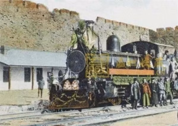 Đoàn tàu dành cho Từ Hy được mua từ nước ngoài với chi phí không hề ít ỏi. Theo trang Huanqiu, đoàn tàu “ngự dụng” này gồm 16 toa, được sơn màu vàng đặc trưng của hoàng thất. Nếu nhìn từ xa, đoàn tàu tựa như con rồng vàng.