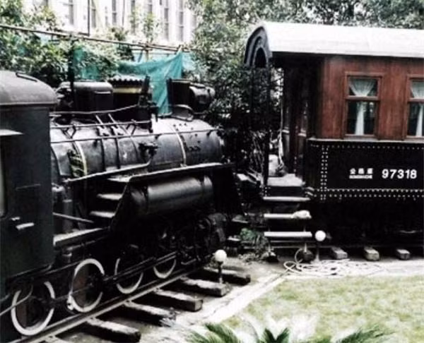 Gian bé kê một chiếc giường gỗ đỏ làm phòng ngủ của bà hoàng. Gian lớn được trải thảm, kê ngai vàng, là nơi Từ Hy triệu kiến quan viên trong đoàn. Đây cũng được xem là một “triều đình” thu nhỏ trên tàu.